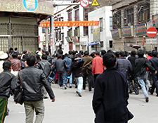 Tibetans Rush Police Line